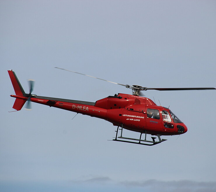 Roter Helikopter am Himmel