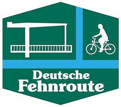Das Logo der Deutschen Fehnroute liegt auf einem dunkelgrünen Sechseck. Oben rechts in der Ecke sitzt eine Person auf einem Fahrrad, links daneben ist eine Fehnbrücke, beide Objekte sowie die Schrift sind weiß. Quer und horizontal verlaufen zwei blaue Linien, sie werden symbolisch zu der Fehnbrücke und der Person auf dem Fahrrad als Kanal dargestellt. .
