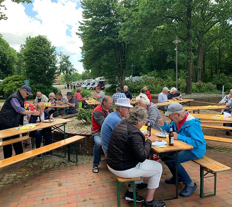 Zusammensitzen vieler Mensch an einem Fest auf dem Marktplatz der Gemeinde Ostrhauderfehn. 