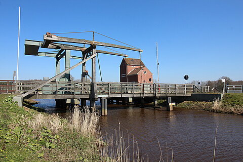 Große Klappbrücke über den Hauptfehnkanal, links und rechts Böschungen mit dem Auto befahrbar 
