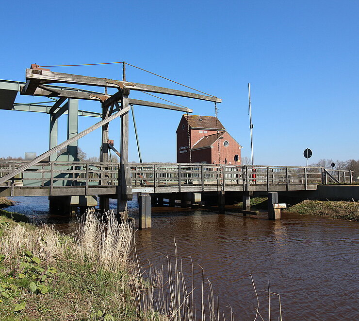 Große Klappbrücke über den Hauptfehnkanal, links und rechts Böschungen mit dem Auto befahrbar 
